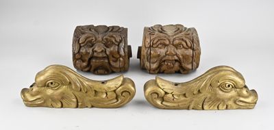 quatre pièces en bois sculpté et en laiton sur fond blanc