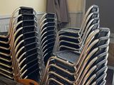 un grand nombre de chaises empilées les unes sur les autres