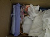 un carton rempli de vêtements et un panier rempli de vêtements