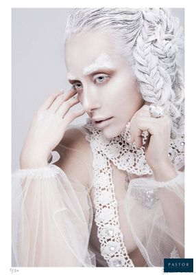l'image d'une femme au maquillage blanc et portant un voile