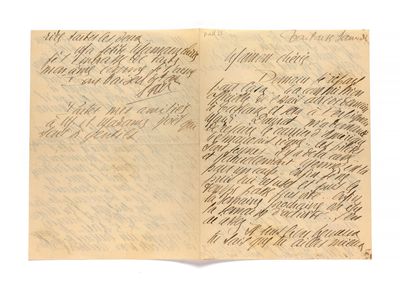 un vieux livre sur lequel on a écrit quelque chose et dont une page est déchirée au milieu