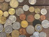 un grand nombre de pièces de monnaie sur une table en bois