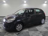 la photo d'une voiture noire garée dans un garage