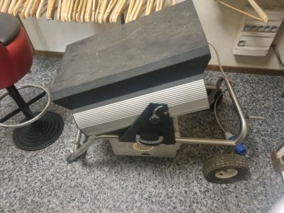 une valise posée par terre à côté d'une chaise