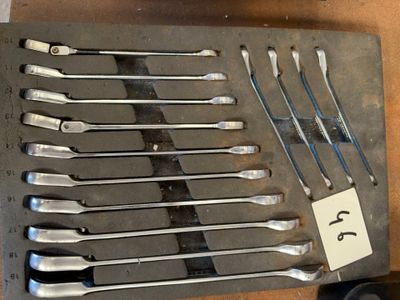 un grand nombre d'outils posés sur une table