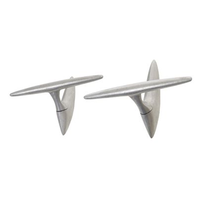 une paire de planches de surf plaquées argent sur fond blanc