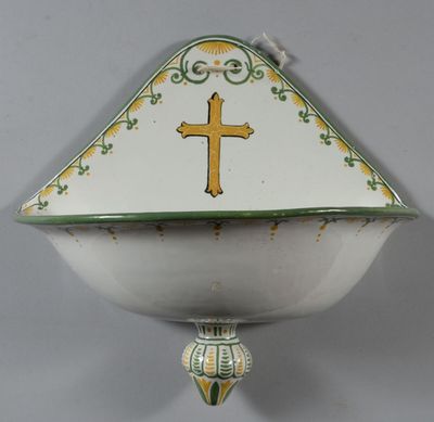 un bol blanc orné d'une croix jaune