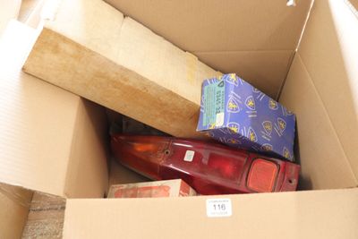 une boîte en carton remplie d'objets hétéroclites sur le sol