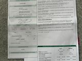 deux feuilles de papier qui traînent par terre