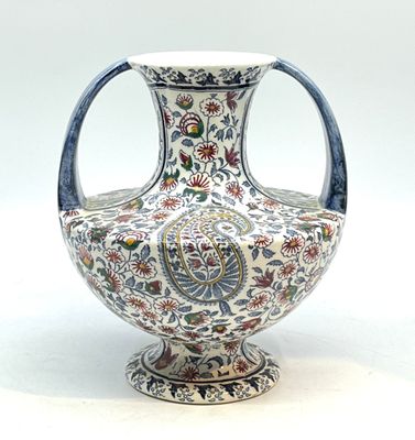 un vase posé sur une surface blanche