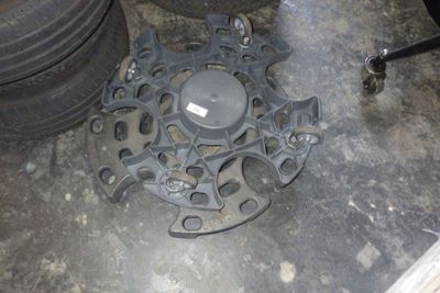 une roue posée par terre à côté d'un pneu