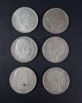 six pièces d'argent britanniques différentes sur un fond noir