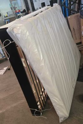 un matelas posé sur un chariot dans un entrepôt
