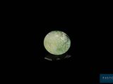 une image représentant une boule de jade verte posée sur une surface noire
