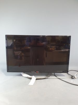 une télévision à écran plat posée sur une table, avec un câble