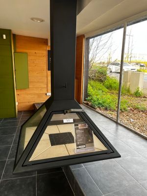 Cheminée centrale suspendue à foyer pyramidal vitré à bois VYROSA Jave - Photo 1