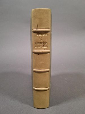 un livre brun posé sur une table
