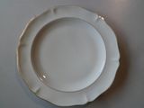 une assiette blanche posée sur une table