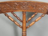 une chaise en bois avec un dossier sculpté et une assise en bois