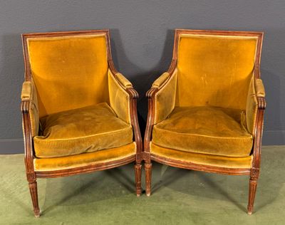 paire de fauteuils en velours jaune aux accoudoirs tournés