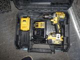 une trousse à outils rangée dans un coffret