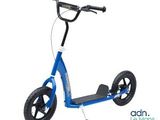 La trottinette est bleue, avec des roues noires et un guidon noir.