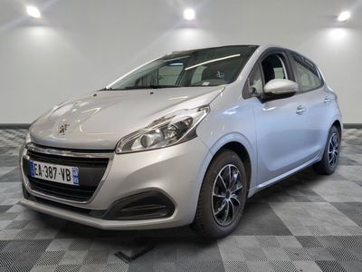 la petite voiture argentée est garée dans une grande pièce