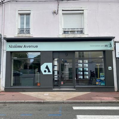 une devanture de magasin avec une enseigne sur le côté du bâtiment