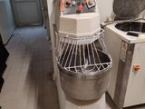 une photo d'une cuisine avec un mixeur et une machine à laver