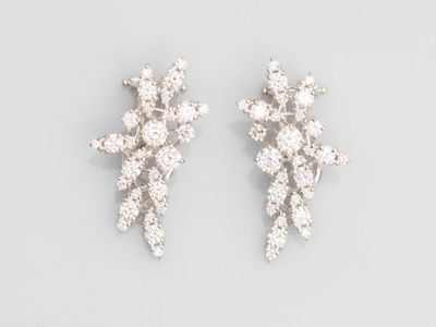une paire de boucles d'oreilles en diamant sur fond blanc