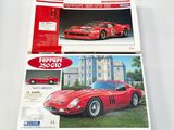 deux boîtes sur lesquelles figure l'image d'une voiture de sport rouge
