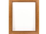 un cadre photo en bois sur fond blanc