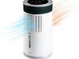 un purificateur d'air d'où émane une lumière bleue