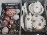 de nombreuses assiettes et bols dans les plateaux posés sur le plan de travail de la cuisine