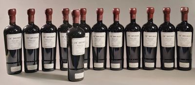six bouteilles de vin sont alignées sur une table