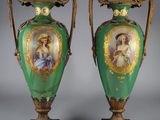 une paire de vases verts et dorés ornés de représentations de femmes