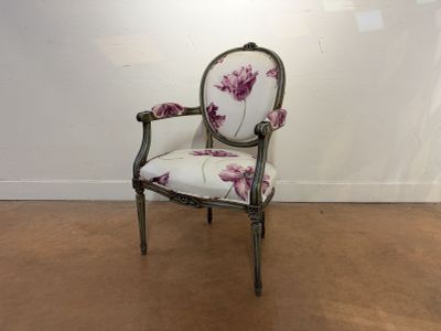 Eric MARJOLET. Fauteuil cabriolet en bois cérusé.