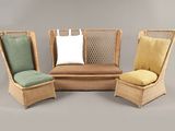 trois chaises en osier avec des coussins et un oreiller sur fond gris