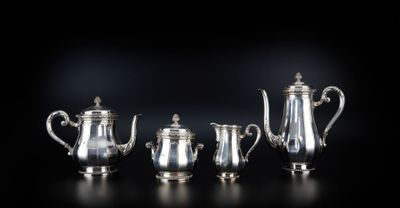 trois théières en argent et une cafetière sur fond noir