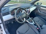 l'intérieur d'une voiture avec un volant, un tableau de bord et la planche de bord