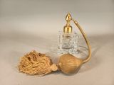 un flacon de parfum et un pinceau posés sur une table