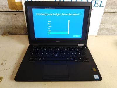 un ordinateur portable posé sur une table avec un écran bleu