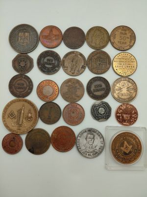 beaucoup de pièces qui sont sur la table