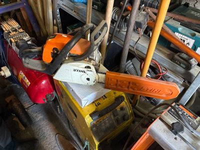 une pile d'outils posés sur le sol