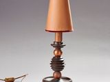 une lampe munie d'un abat-jour marron