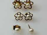 trois paires de boucles d'oreilles en perles et une paire de clous d'oreilles
