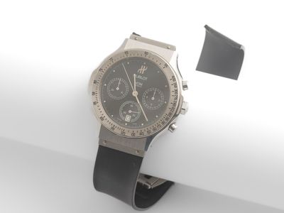 une montre posée sur une serviette de table