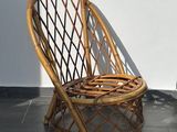 une chaise en osier posée sur un sol carrelé