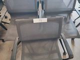 un grand nombre de chaises dans une pièce