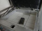 un téléphone portable posé au milieu du sol